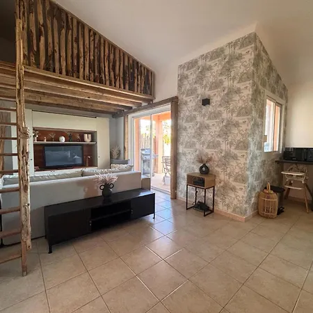 2 Chambres, Mezzanine Et Piscine Lägenhet